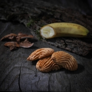 Banana macaroon - Macaroons retail : macaroons with fruits - La Biscuiterie Lolmede