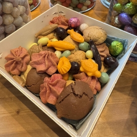 big easter basket - La Biscuiterie Lolmede