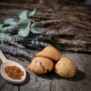 Cinnamon macaroon - Macaroons retail : perfumed macaroons - La Biscuiterie Lolmede