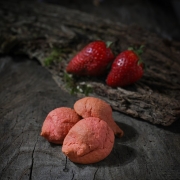 MACARON FRAISE - Les macarons fruités - La Biscuiterie Lolmede