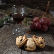 MACARON RHUM RAISINS - Les macarons alcoolisés - La Biscuiterie Lolmede