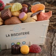 La Biscuiterie Lolmede : Les boîtes, cagettes et cornet de macarons - LA CAGETTE DE MACARONS, CHOCOLATS  ET FRIANDISES
