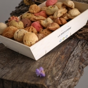 La Biscuiterie Lolmede : Les boîtes, cagettes et cornet de macarons - LA GRANDE CAGETTE DE 800GR DE MACARONS ASSORTIS 