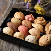 La Biscuiterie Lolmede : Les boîtes, cagettes et cornet de macarons - LA BOÎTE 14 MACARONS