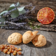 La Biscuiterie Lolmede : Les macarons fruités - MACARON ABRICOT