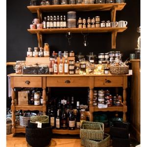 Boutique La Biscuiterie Lolmede - meuble-produits-regionaux-1024x768.jpg
