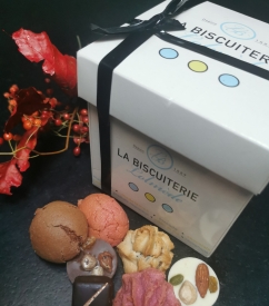 macaroons and chocolates box - La Biscuiterie Lolmede