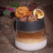 La Biscuiterie Lolmede : Mugs - LE MUG MACARONS CHOCOLATS ET FRIANDISES