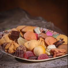 RICE plate with macaroons, chocolates and candies - La Biscuiterie Lolmede