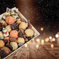 Wood en box with macaroons and chocolates - La Biscuiterie Lolmede