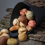 New : Macaroons in a cornet paper - Gifts space - La Biscuiterie Lolmede