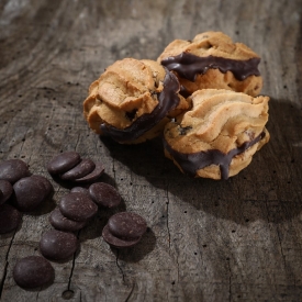 Raisin, rum and chocolate macaroon - La Biscuiterie Lolmede