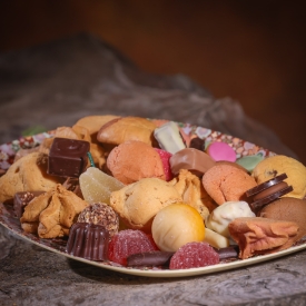 RICE plate with macaroons, chocolates and candies - La Biscuiterie Lolmede