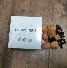 The box with macaroons and chocolates - La Biscuiterie Lolmede