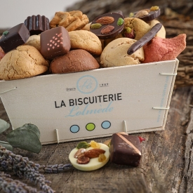 Wooden box with macaroons and chocolates - La Biscuiterie Lolmede